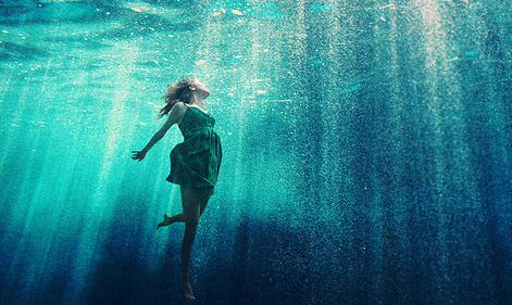 不会游泳的女人梦见自己游泳是什么预兆