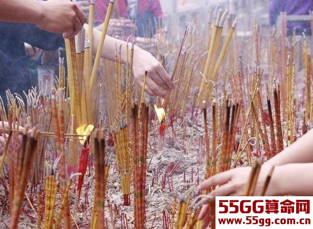 点击阅读【上香有什么讲究】 上香有什么讲究